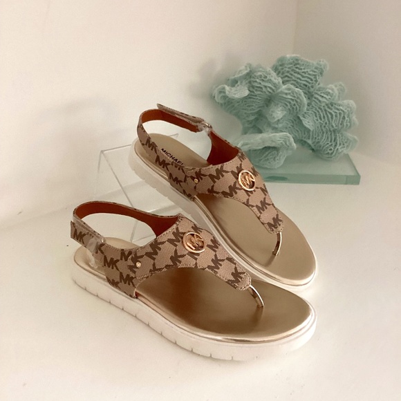 NWT MICHAEL KORS THONG SANDALS SHOES LOGO PLAQUE MONOGRAM BROWN/TAN 6.5 EUR 37 - Picture 1 of 12